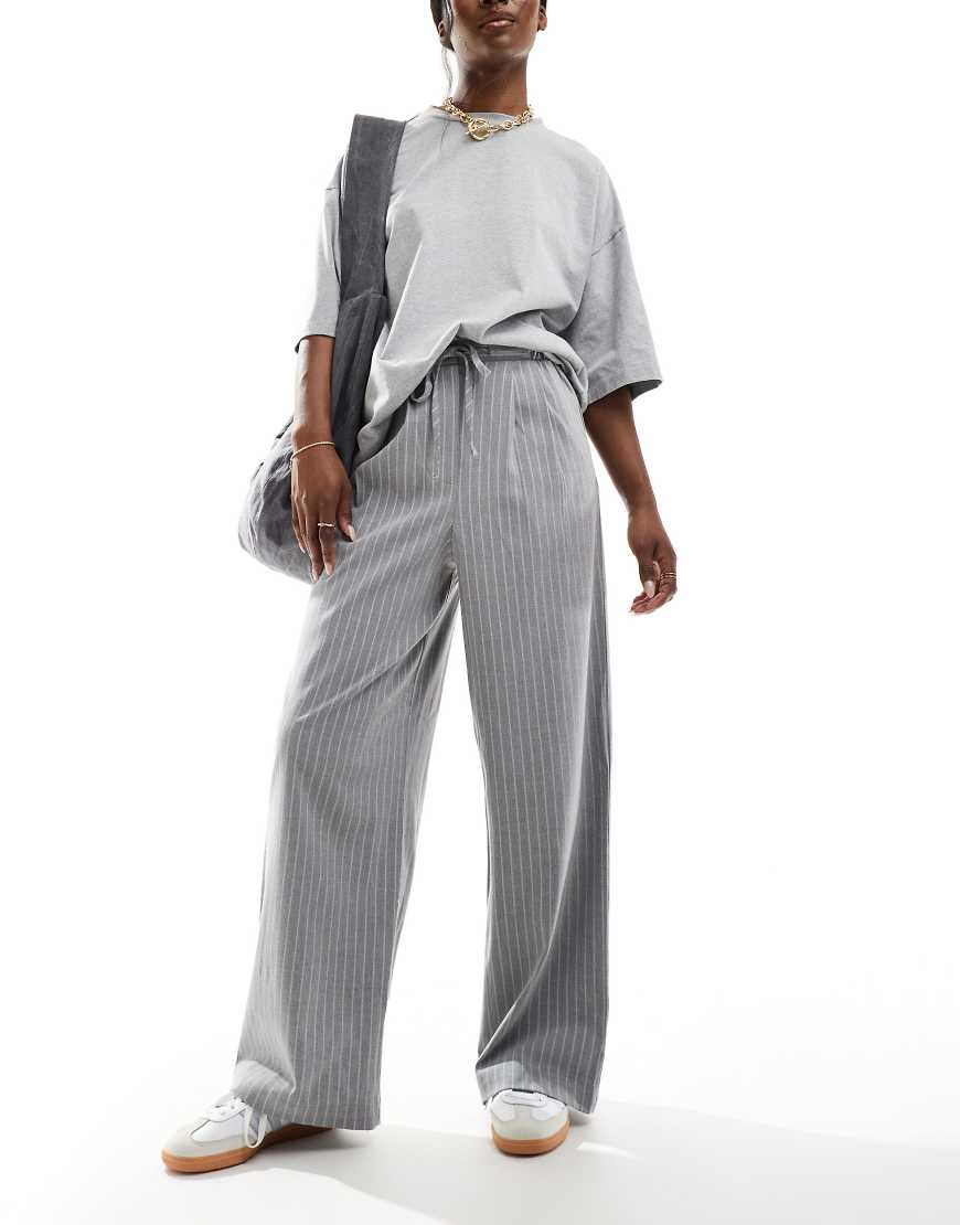 ASOS DESIGN - Elegante Schlupfhose in Grau mit Nadelstreifen von ASOS DESIGN