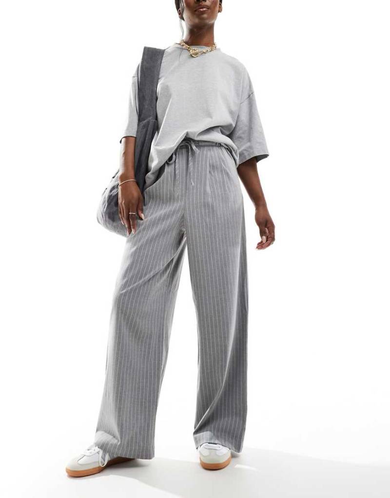 ASOS DESIGN - Elegante Schlupfhose in Grau mit Nadelstreifen von ASOS DESIGN