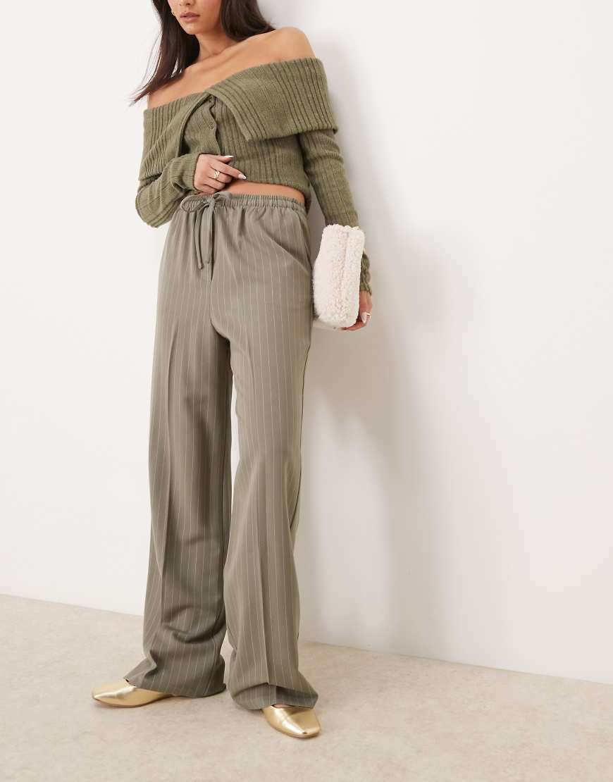 ASOS DESIGN - Elegante Schlupfhose in Khaki mit Streifen-Bunt von ASOS DESIGN
