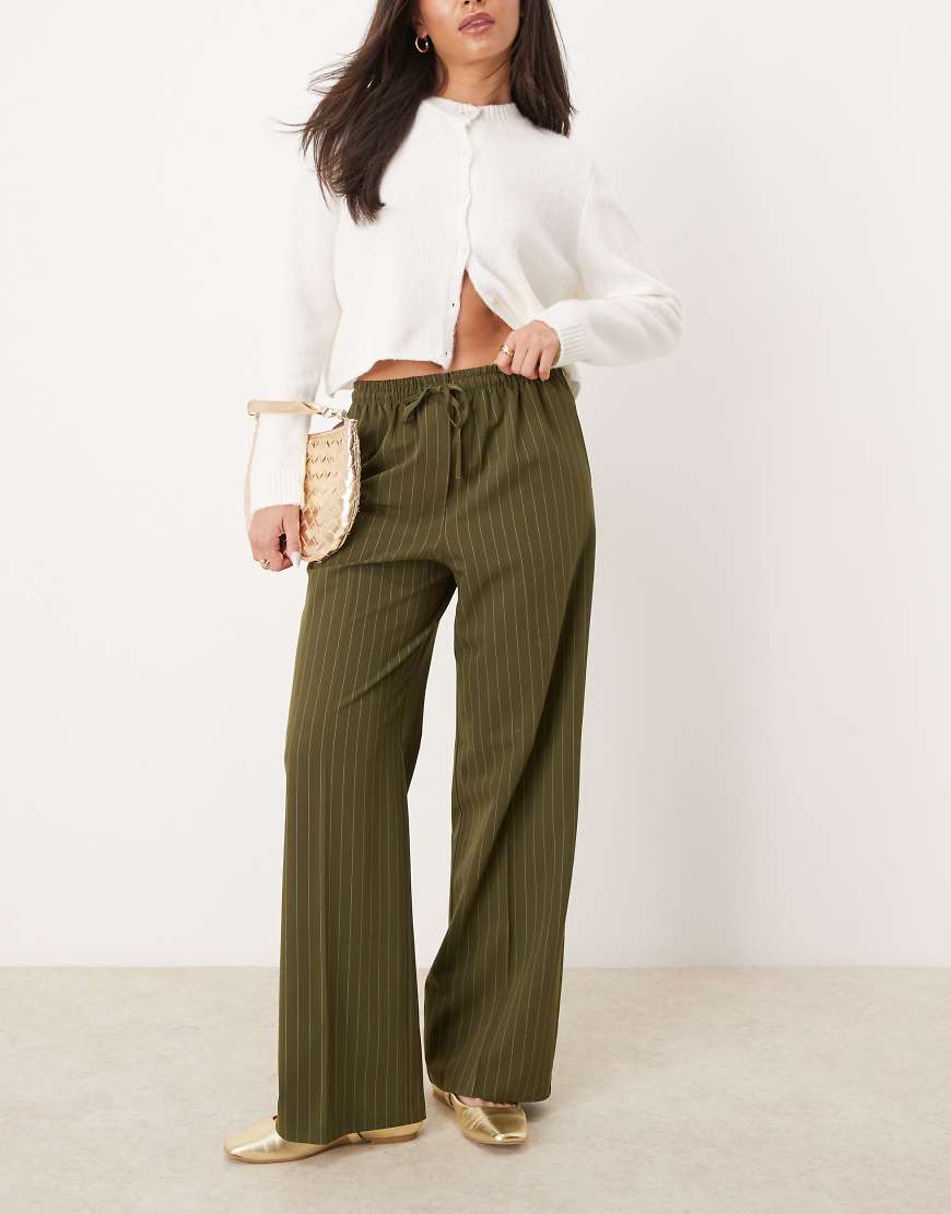 ASOS DESIGN - Elegante Schlupfhose in Olivgrün mit Streifen-Bunt ASOS DESIGN - Elegante Schlupfhose in Olivgrün mit Streifen-Bunt von ASOS DESIGN