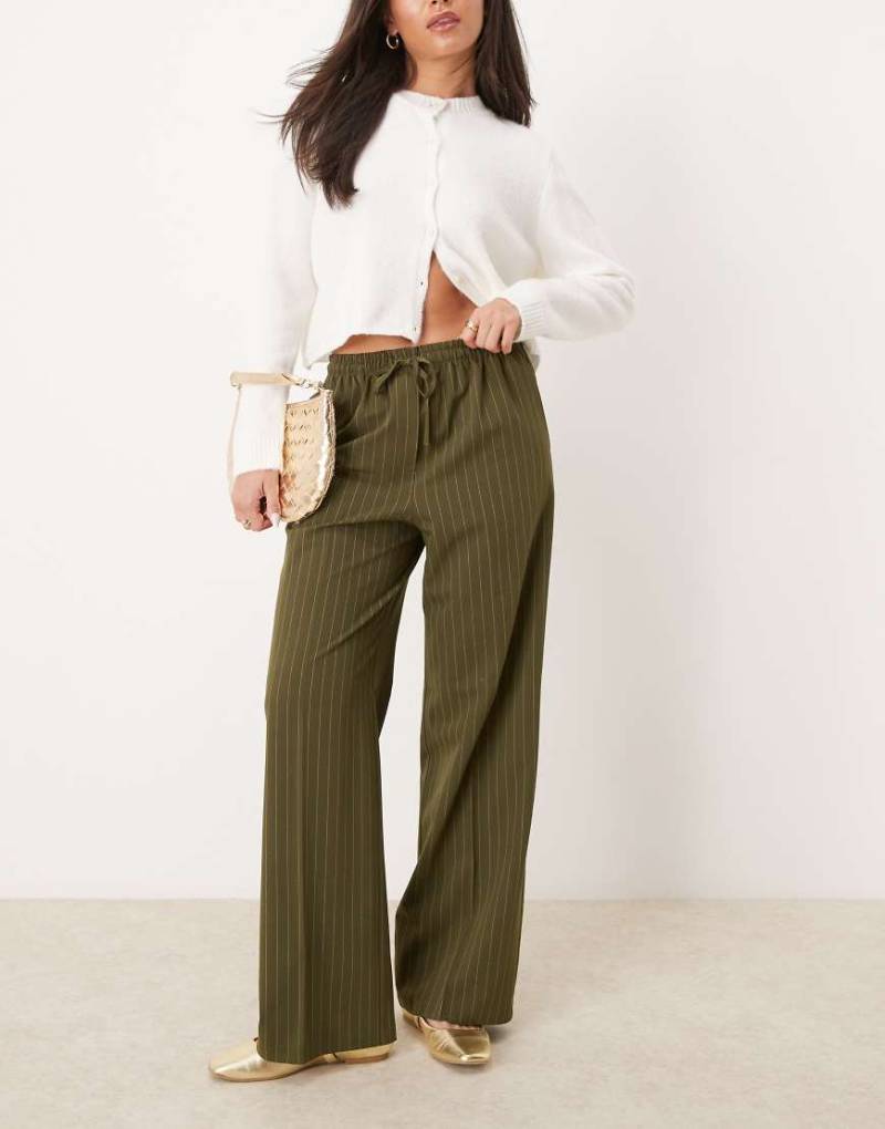 ASOS DESIGN - Elegante Schlupfhose in Olivgrün mit Streifen-Bunt von ASOS DESIGN