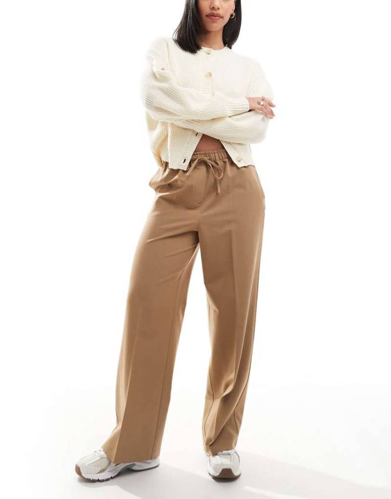 ASOS DESIGN - Elegante Schlupfhose in Camel-Neutral von ASOS DESIGN