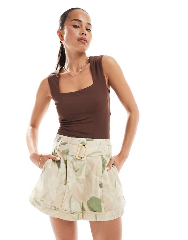 ASOS DESIGN - Elegante Shorts in A-Linie mit Gürtel und verschwommenem, abstraktem Print-Bunt von ASOS DESIGN