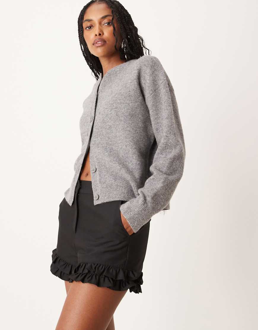 ASOS DESIGN - Elegante Shorts in Schwarz mit Rüschensaum von ASOS DESIGN