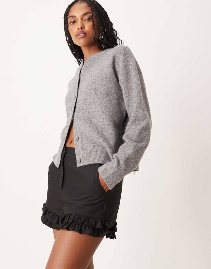 ASOS DESIGN - Elegante Shorts in Schwarz mit Rüschensaum von ASOS DESIGN