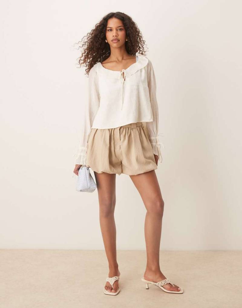 ASOS DESIGN - Elegante Shorts in Steinbeige mit Ballonsaum und Knitterstruktur-Neutral von ASOS DESIGN