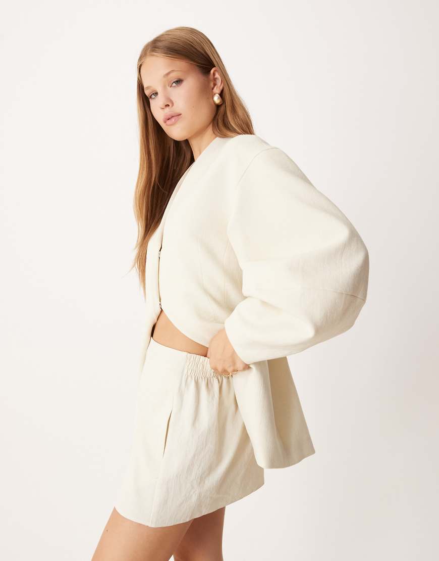 ASOS DESIGN - Elegante Shorts in buttermilchgelber Leinenoptik, Kombiteil-Weiß von ASOS DESIGN
