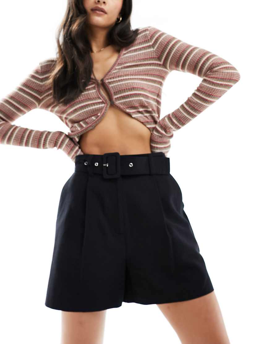 ASOS DESIGN - Elegante Shorts mit Leinenanteil in Schwarz und Gürtel ASOS DESIGN - Elegante Shorts mit Leinenanteil in Schwarz und Gürtel von ASOS DESIGN