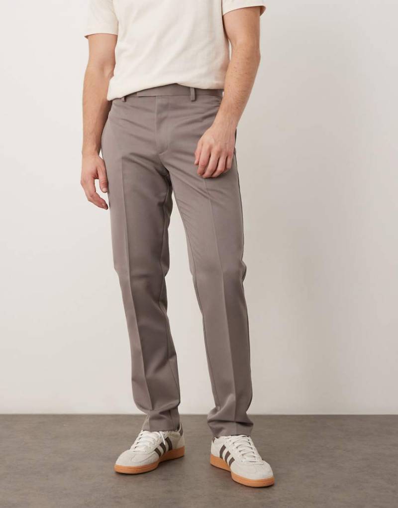 ASOS DESIGN - Elegante Slim Fit Hose in Braun-Brown von ASOS DESIGN