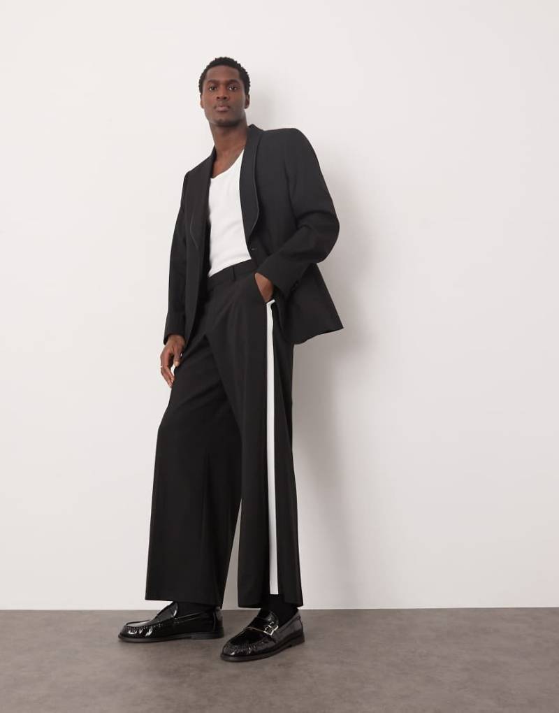 ASOS DESIGN - Elegante Smoking-Hose in Schwarz mit lockerem Schnitt und weißem seitlichem Streifen von ASOS DESIGN
