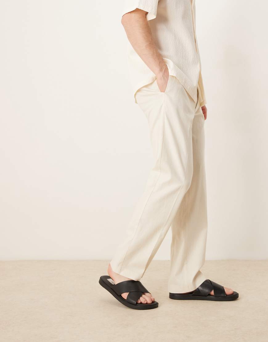 ASOS DESIGN - Elegante Straight Fit Hose in Weiß aus Leinenmix ASOS DESIGN - Elegante Straight Fit Hose in Weiß aus Leinenmix von ASOS DESIGN