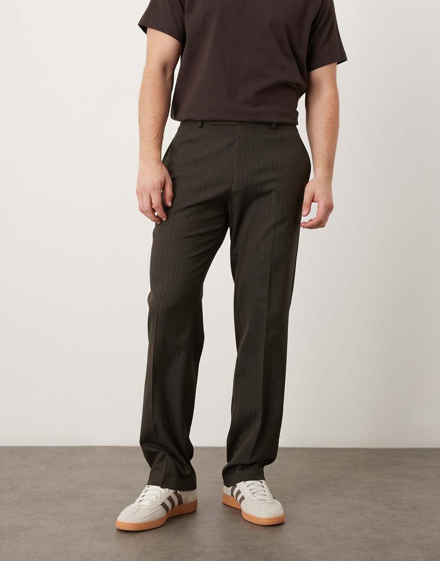 ASOS DESIGN - Elegante Straight-Leg-Hose in Dunkelbraun mit Nadelstreifen, Umschlag-Brown von ASOS DESIGN