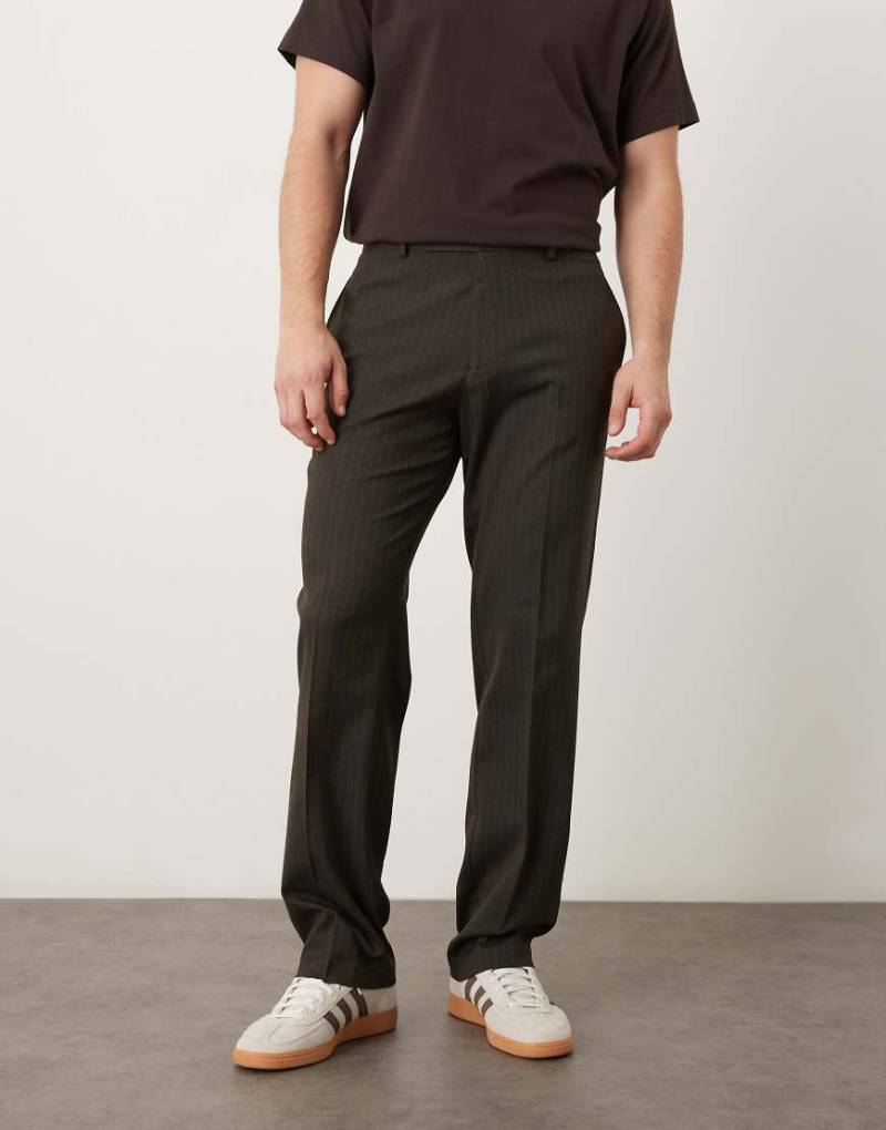 ASOS DESIGN - Elegante Straight-Leg-Hose in Dunkelbraun mit Nadelstreifen, Umschlag-Brown von ASOS DESIGN