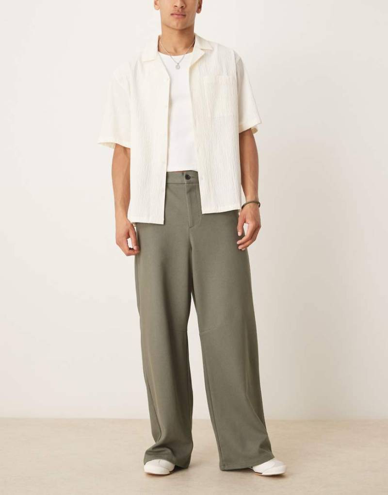 ASOS DESIGN - Elegante Twill-Hose in Khaki in Hufeisen-Passform-Grün von ASOS DESIGN