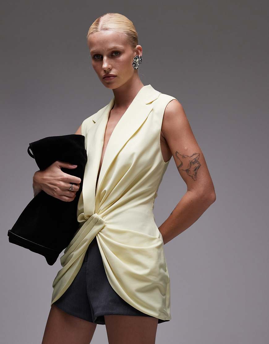 ASOS DESIGN - Elegante Weste in Buttermilchgelb mit verdrehter Vorderseite und tiefem Ausschnitt von ASOS DESIGN