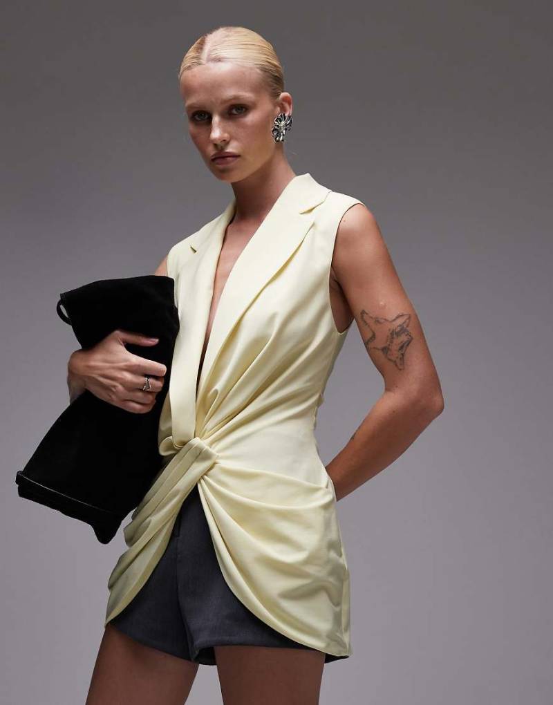 ASOS DESIGN - Elegante Weste in Buttermilchgelb mit verdrehter Vorderseite und tiefem Ausschnitt von ASOS DESIGN