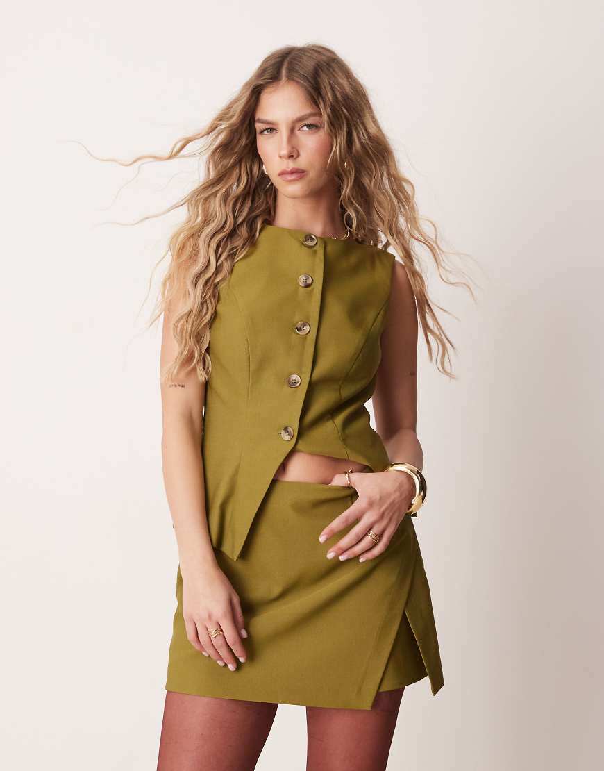 ASOS DESIGN - Elegante Weste in Olivgrün mit U-Boot-Ausschnitt ASOS DESIGN - Elegante Weste in Olivgrün mit U-Boot-Ausschnitt von ASOS DESIGN
