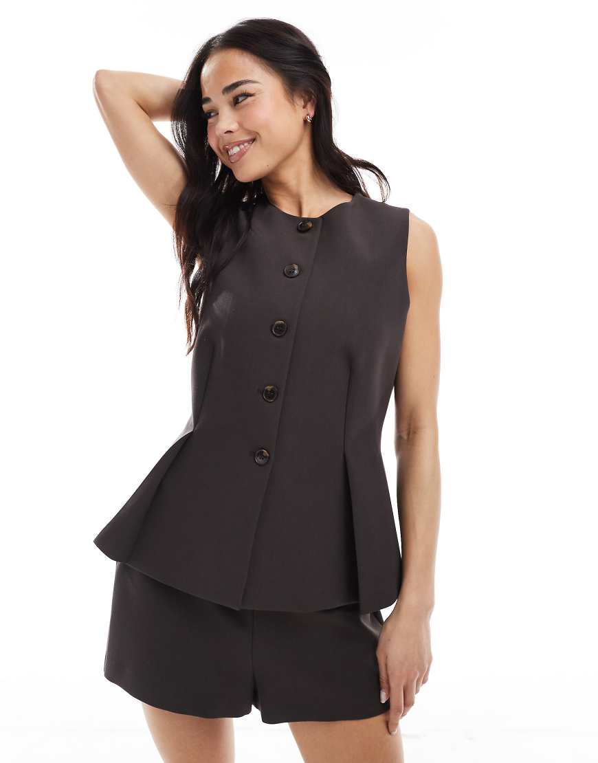 ASOS DESIGN - Elegante Weste in Schokobraun mit Schößchen ASOS DESIGN - Elegante Weste in Schokobraun mit Schößchen von ASOS DESIGN