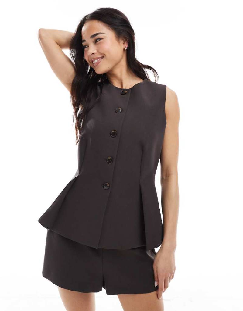 ASOS DESIGN - Elegante Weste in Schokobraun mit Schößchen von ASOS DESIGN