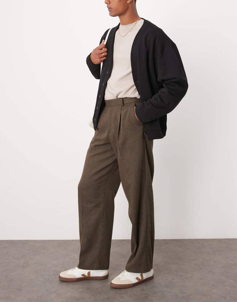 ASOS DESIGN - Elegante Wollmix-Hose in Braun mit Fischgrätmuster, weitem Bein und Falten von ASOS DESIGN