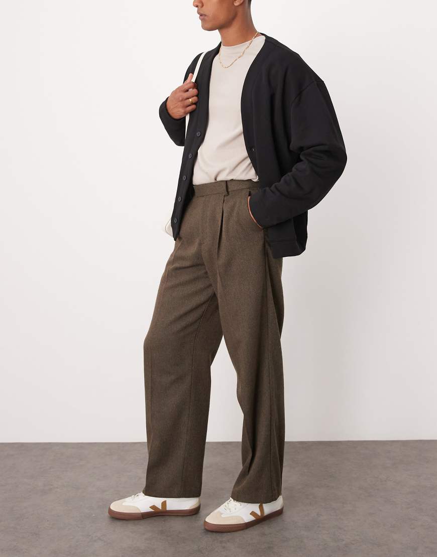 ASOS DESIGN - Elegante Wollmix-Hose in Braun mit Fischgrätmuster, weitem Bein und Falten ASOS DESIGN - Elegante Wollmix-Hose in Braun mit Fischgrätmuster, weitem Bein und Falten von ASOS DESIGN