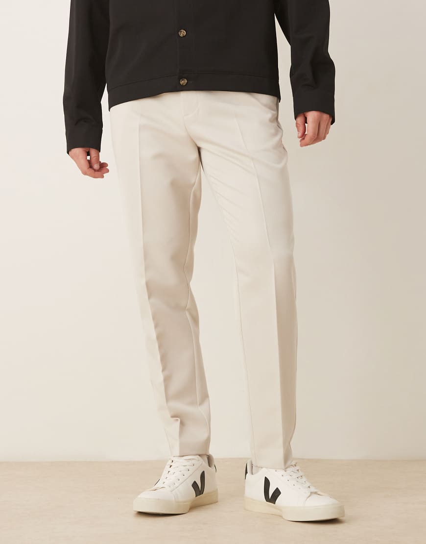 ASOS DESIGN - Elegante schmal zulaufende Hose in Ecru mit elastischem Bund-Weiß ASOS DESIGN - Elegante schmal zulaufende Hose in Ecru mit elastischem Bund-Weiß von ASOS DESIGN