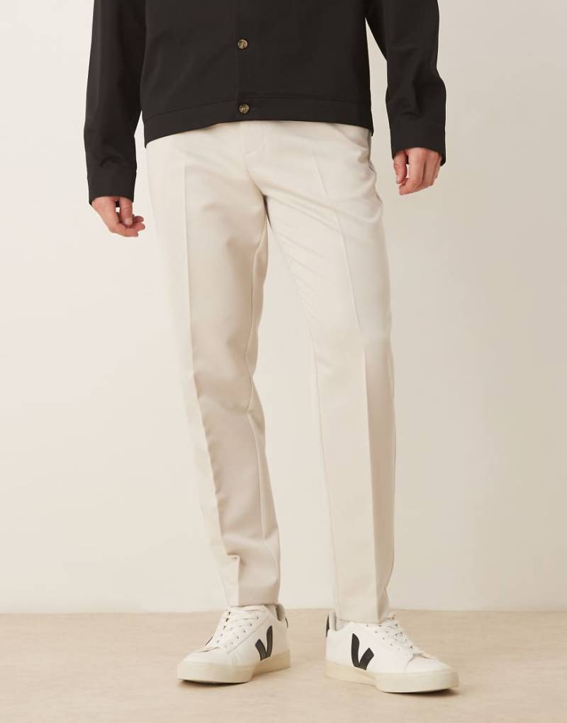 ASOS DESIGN - Elegante schmal zulaufende Hose in Ecru mit elastischem Bund-Weiß ASOS DESIGN - Elegante schmal zulaufende Hose in Ecru mit elastischem Bund-Weiß von ASOS DESIGN