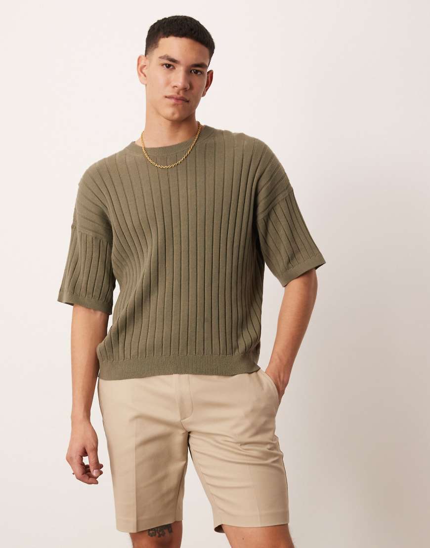 ASOS DESIGN - Elegante schmale Chino-Shorts in Beige mit spitzem Riegelverschluss-Neutral ASOS DESIGN - Elegante schmale Chino-Shorts in Beige mit spitzem Riegelverschluss-Neutral von ASOS DESIGN