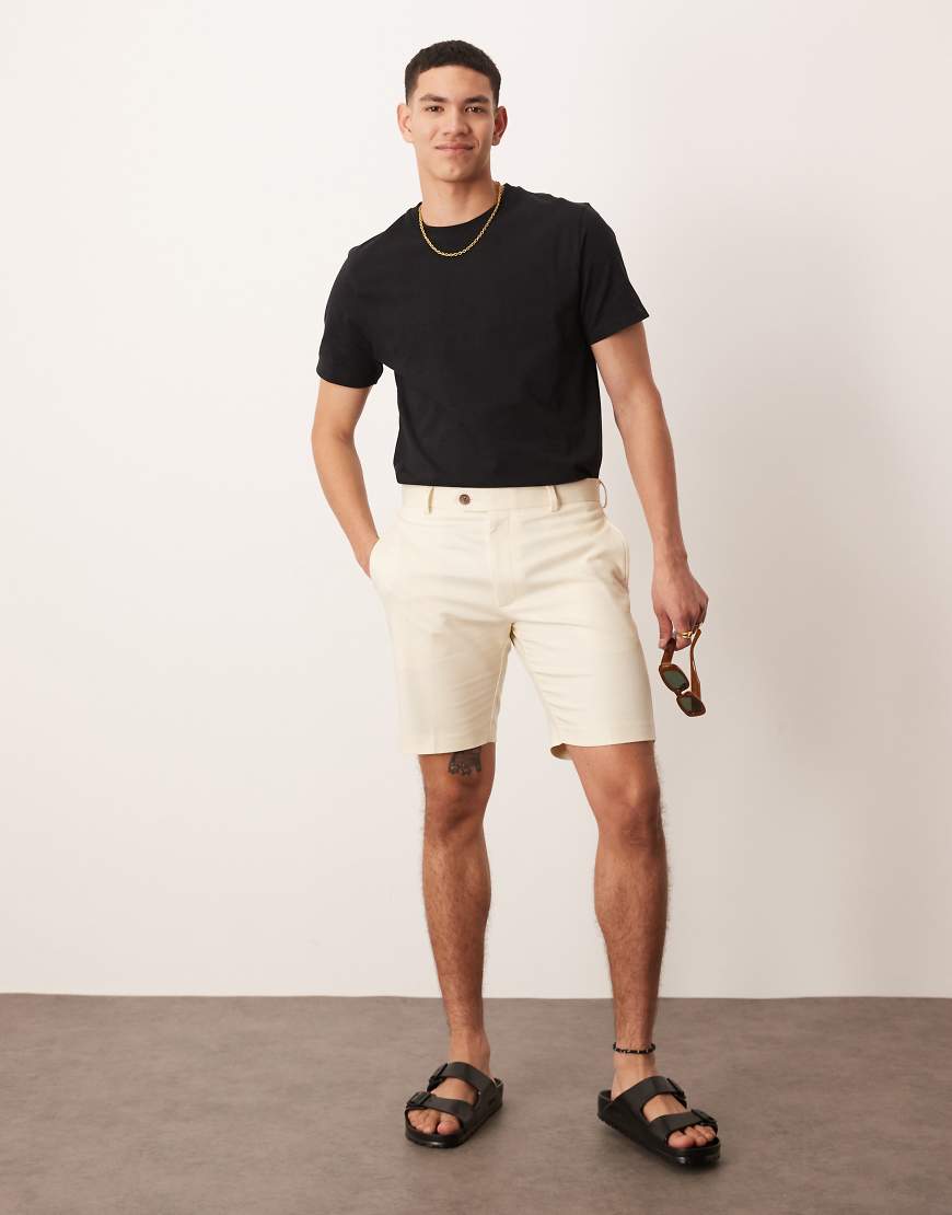 ASOS DESIGN - Elegante schmale Chino-Shorts in Creme mit spitzem Riegelverschluss-Neutral ASOS DESIGN - Elegante schmale Chino-Shorts in Creme mit spitzem Riegelverschluss-Neutral von ASOS DESIGN