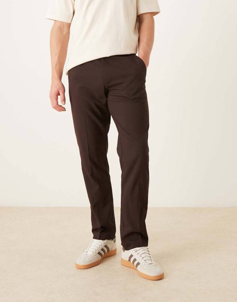 ASOS DESIGN - Elegante schmale Hose in Dunkelbraun-Brown von ASOS DESIGN