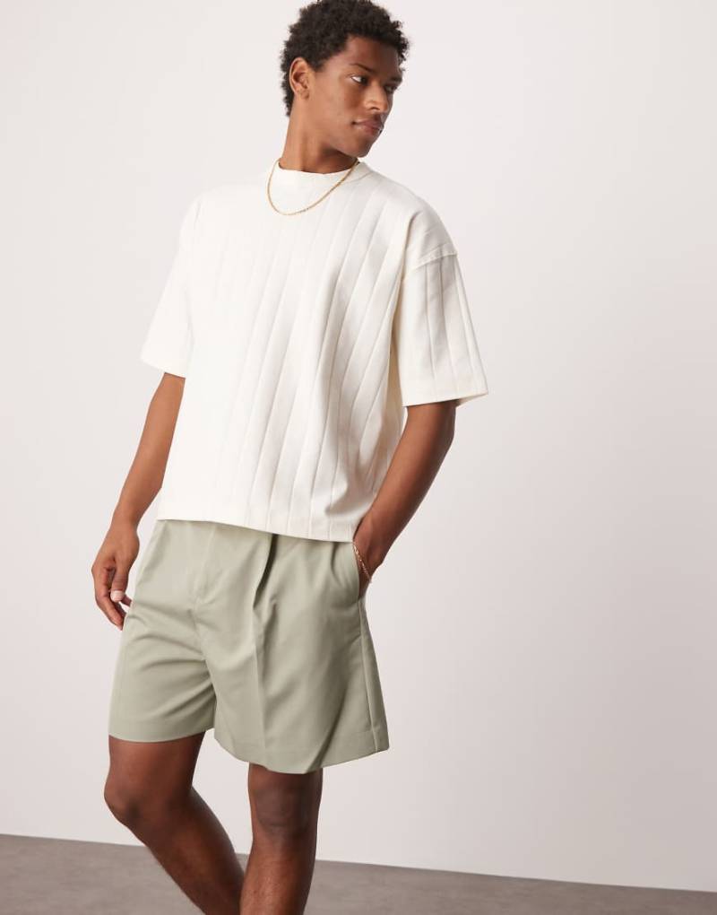 ASOS DESIGN - Elegante Bermuda-Shorts in Grün mit Bundfalten und Gürtel-Detail von ASOS DESIGN