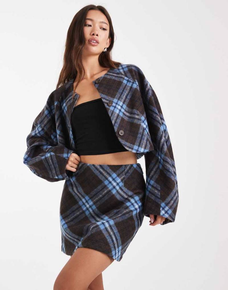 ASOS DESIGN - Eleganter, angerauter Rock mit Karomuster in Blau und Braun, Kombiteil-Bunt von ASOS DESIGN