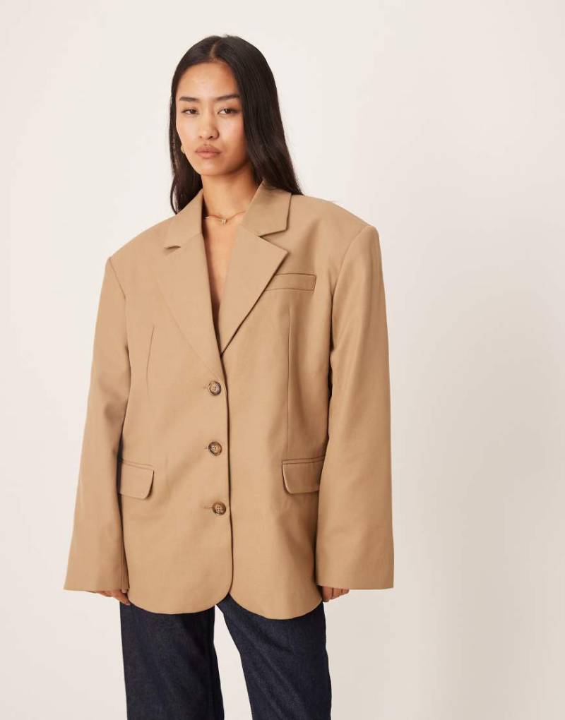 ASOS DESIGN - Eleganter Oversize-Blazer aus Wollmix in Camel mit betonter Schulterpartie-Brown von ASOS DESIGN