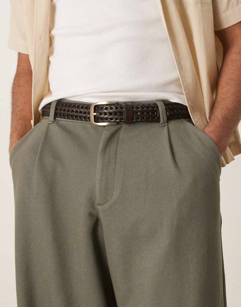 ASOS DESIGN - Eleganter, gewebter Ledergürtel in Dunkelbraun mit goldfarbener Schnalle von ASOS DESIGN