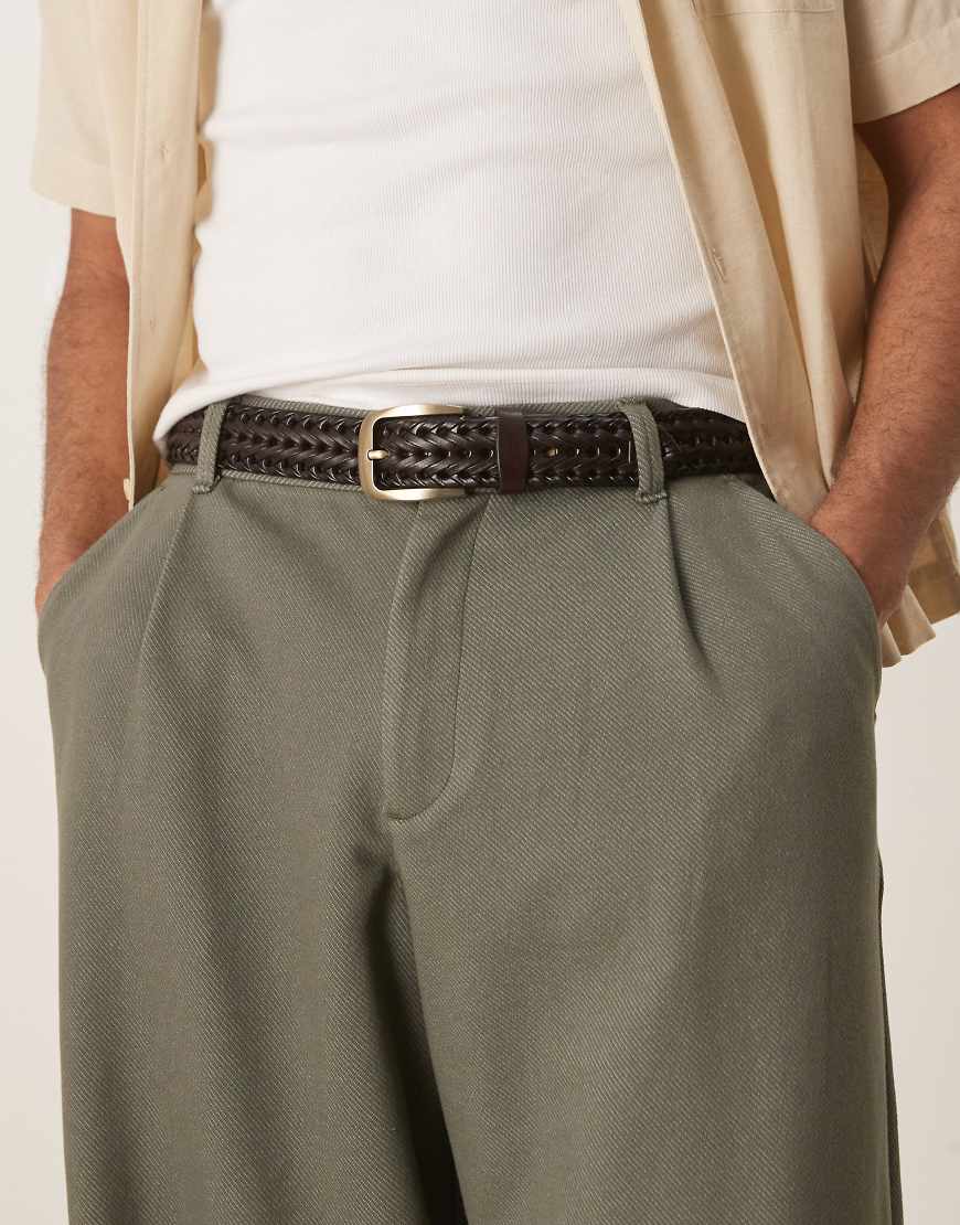 ASOS DESIGN - Eleganter, gewebter Ledergürtel in Dunkelbraun mit goldfarbener Schnalle von ASOS DESIGN