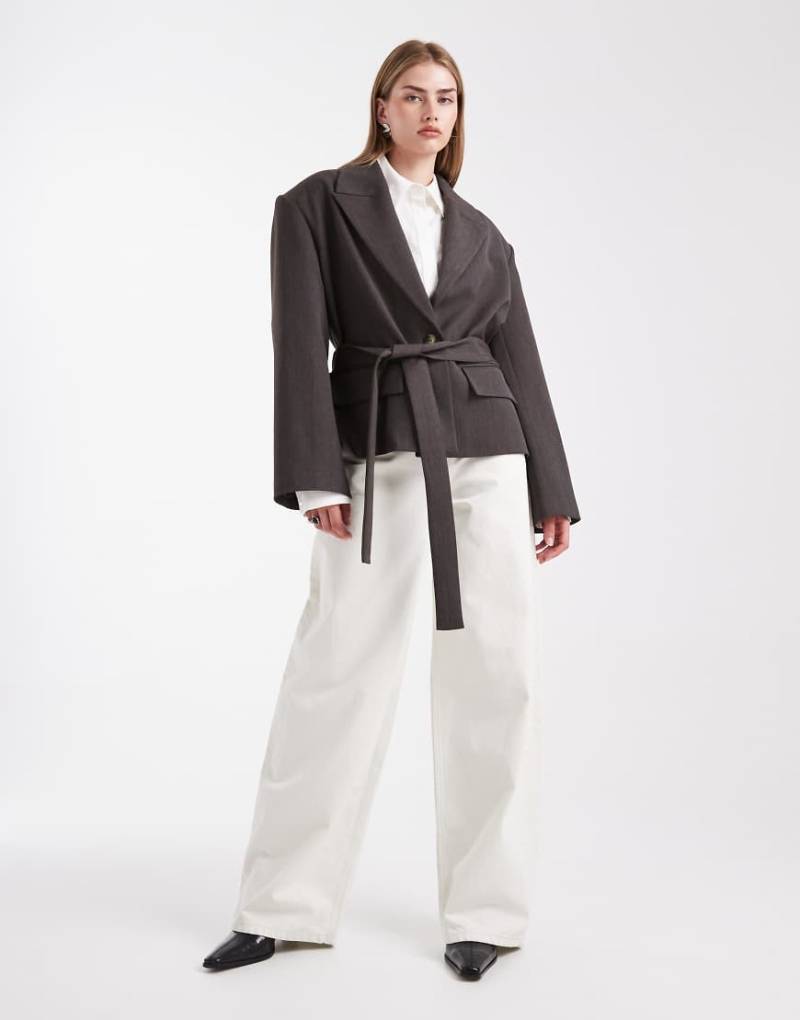 ASOS DESIGN - Eleganter, kastig geschnittener Blazer in Schokobraun mit Gürtel-Brown von ASOS DESIGN