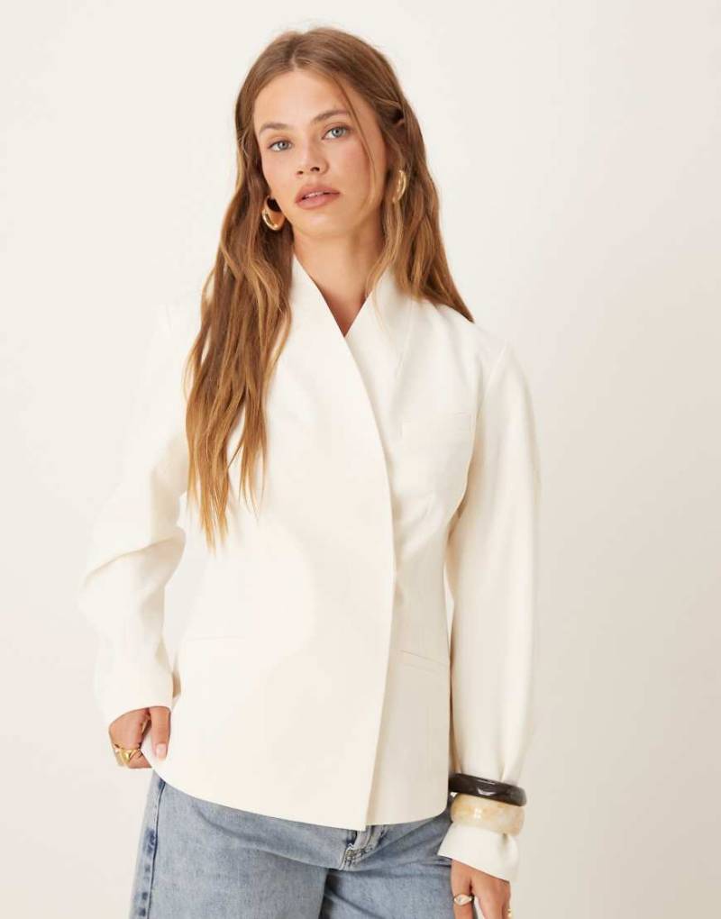 ASOS DESIGN - Eleganter, kragenloser Blazer in Elfenbeinweiß mit Cocoon-Ärmeln von ASOS DESIGN