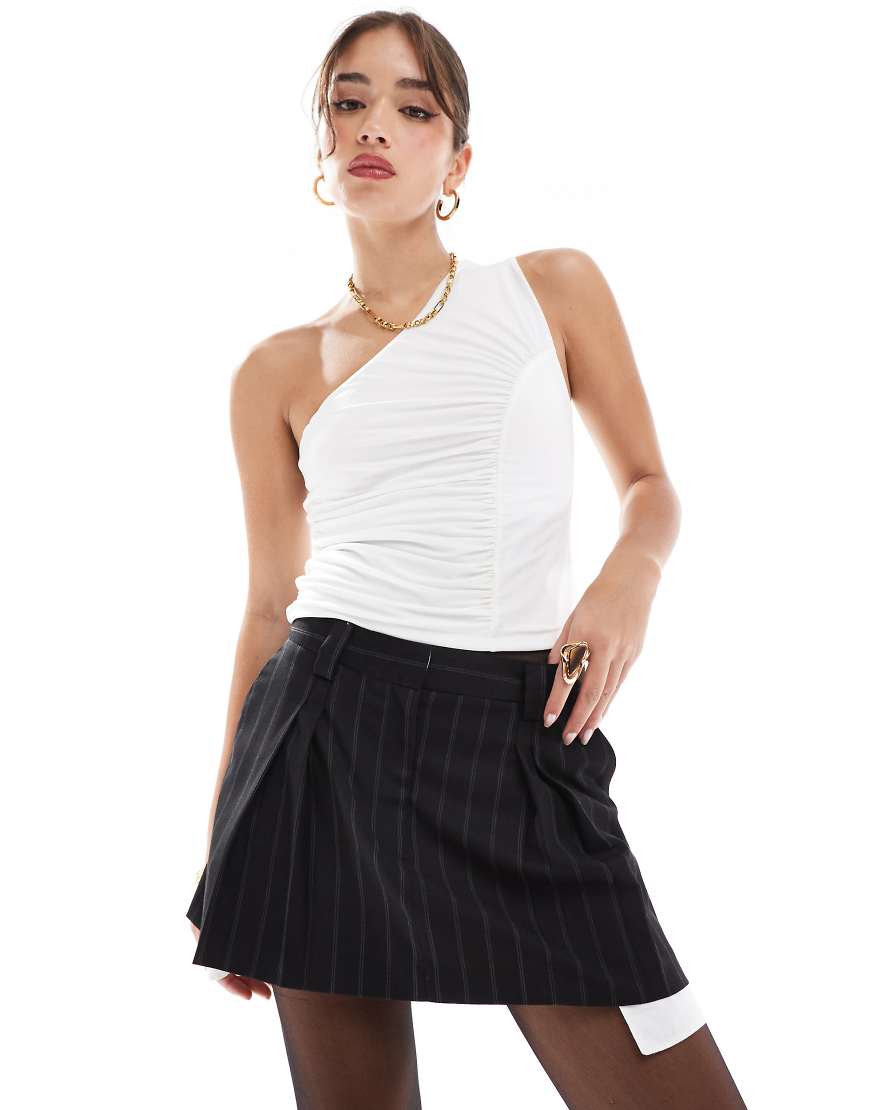 ASOS DESIGN - Eleganter, plissierter Minirock mit farblich abgestimmten Streifen und ausgestelltem Design-Bunt von ASOS DESIGN