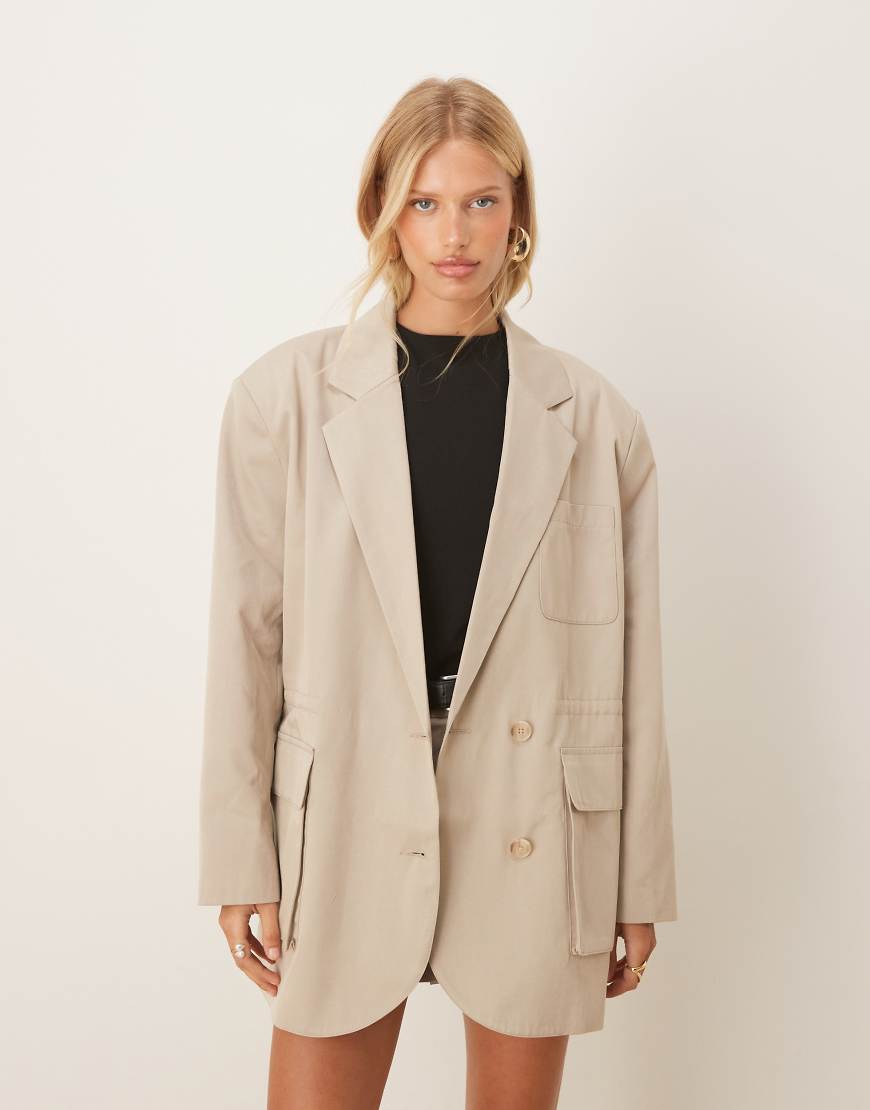 ASOS DESIGN - Eleganter, schlichter Utility-Blazer in Steinbeige mit Taschen-Neutral von ASOS DESIGN