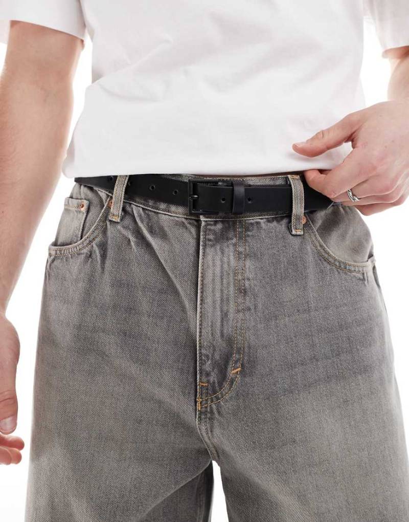 ASOS DESIGN - Eleganter, schmaler Gürtel aus Kunstleder in Schwarz mit mattschwarzer Schnalle von ASOS DESIGN