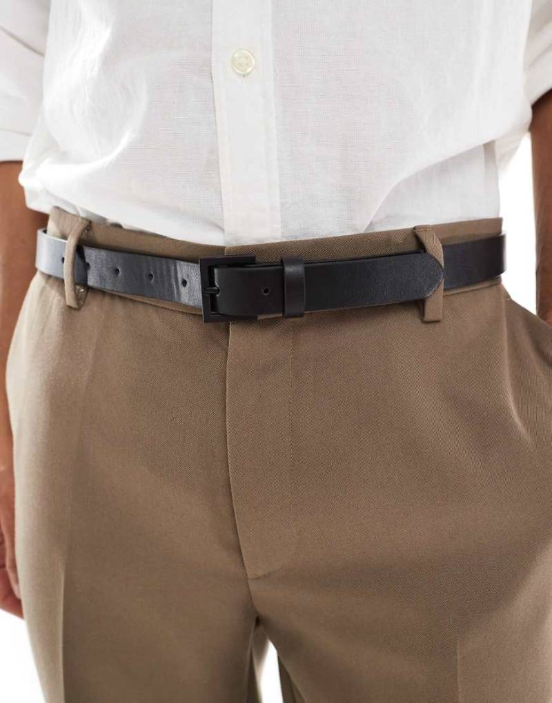 ASOS DESIGN - Eleganter, schmaler Gürtel aus Kunstleder in Schwarz mit mattschwarzer Schnalle von ASOS DESIGN