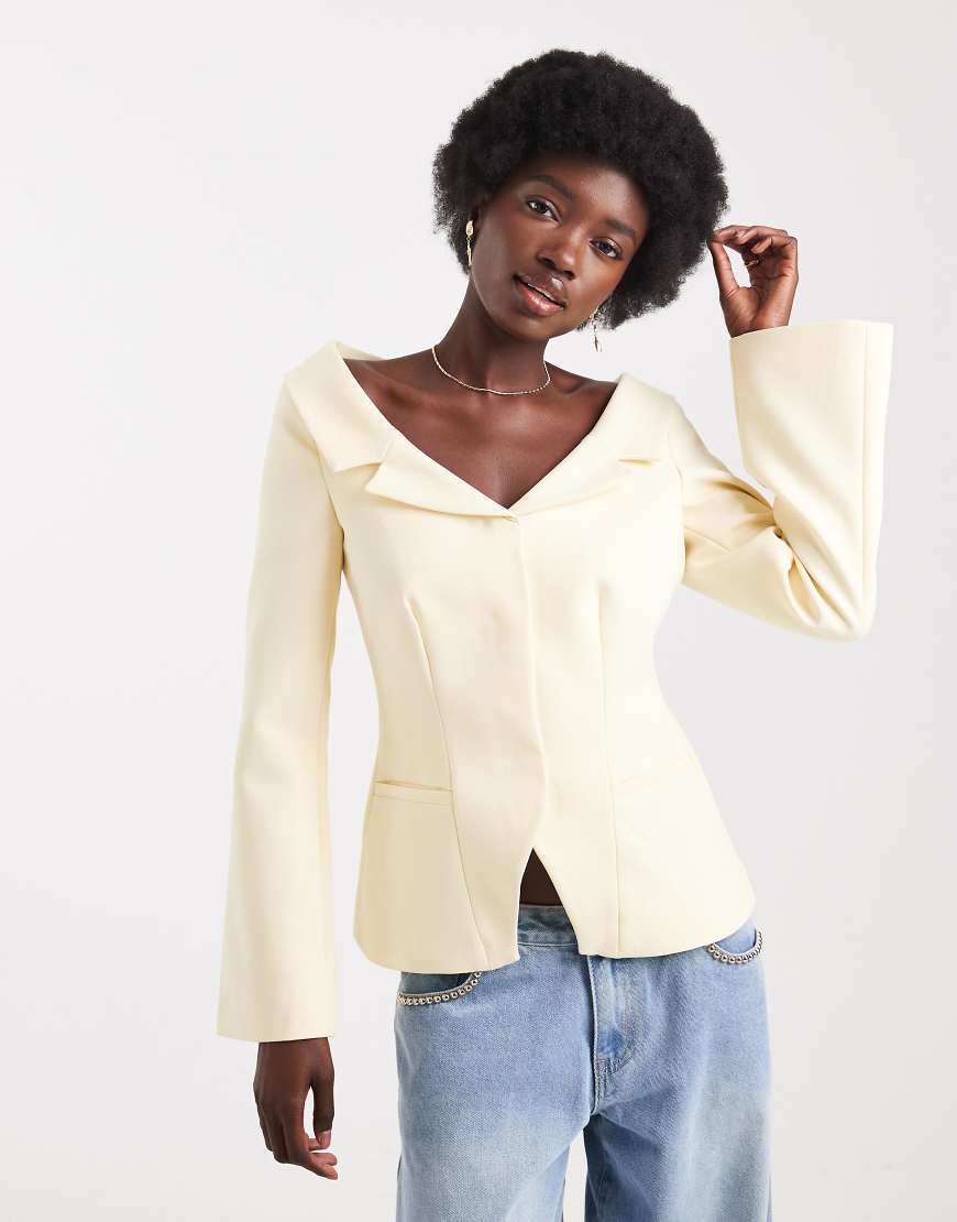 ASOS DESIGN - Eleganter, schulterfreier Blazer in Buttermilchgelb ASOS DESIGN - Eleganter, schulterfreier Blazer in Buttermilchgelb von ASOS DESIGN