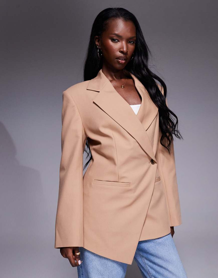 ASOS DESIGN - Eleganter, taillierter Blazer in Mokka mit asymmetrischem Saum-Braun von ASOS DESIGN