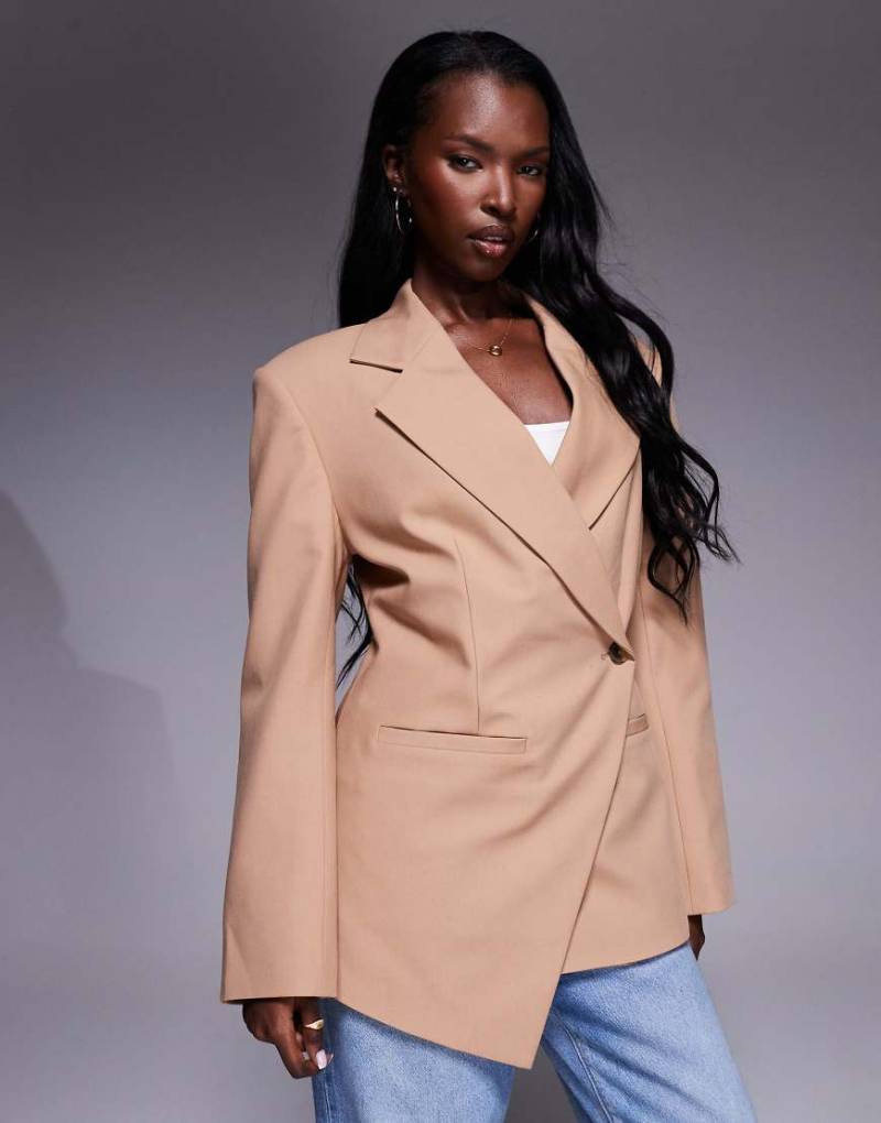 ASOS DESIGN - Eleganter, taillierter Blazer in Mokka mit asymmetrischem Saum-Braun von ASOS DESIGN