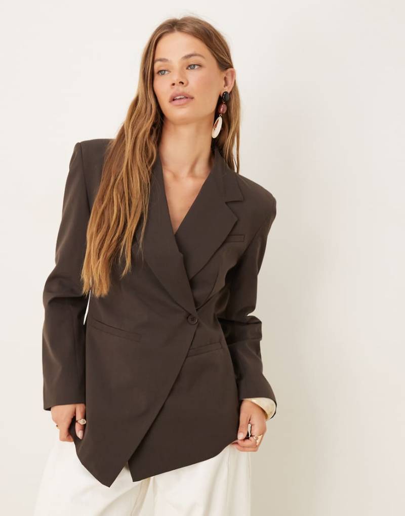 ASOS DESIGN - Eleganter Blazer mit tailliertem Schnitt und asymmetrischem Saum in Schokoladenbraun von ASOS DESIGN