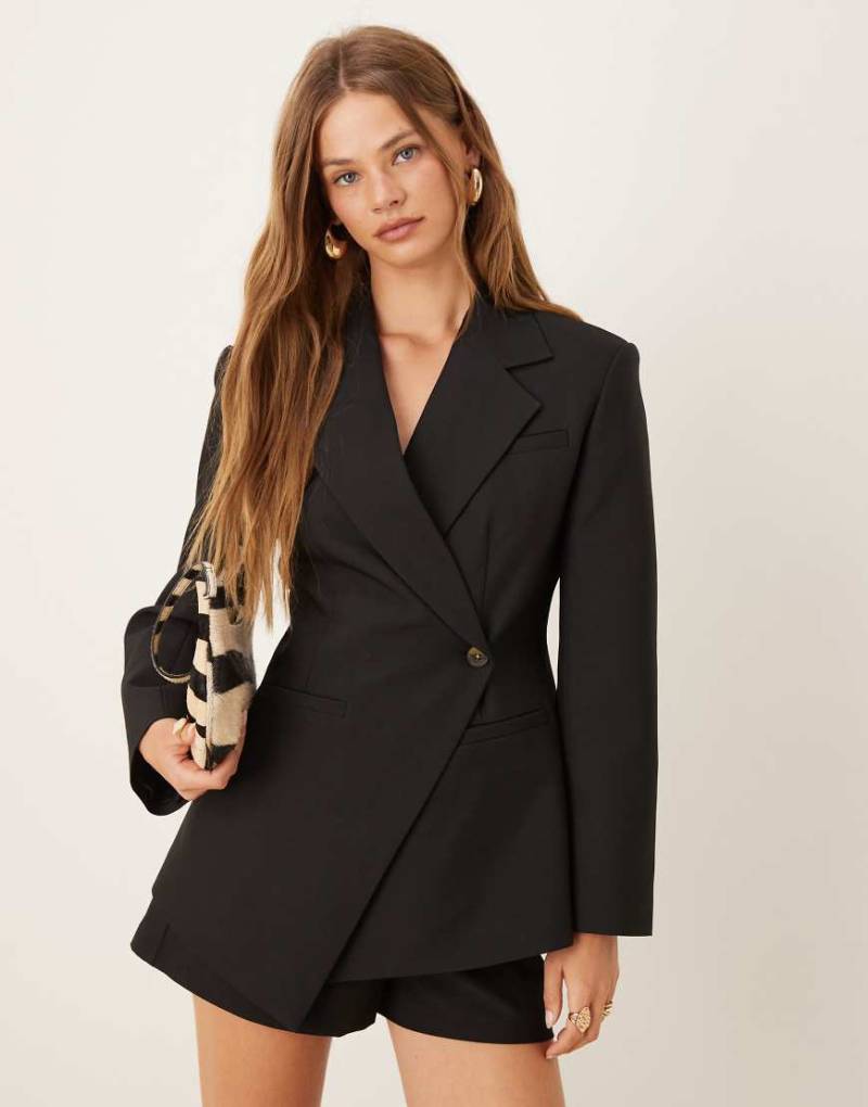 ASOS DESIGN - Eleganter, taillierter Blazer in Schwarz mit asymmetrischem Saum von ASOS DESIGN