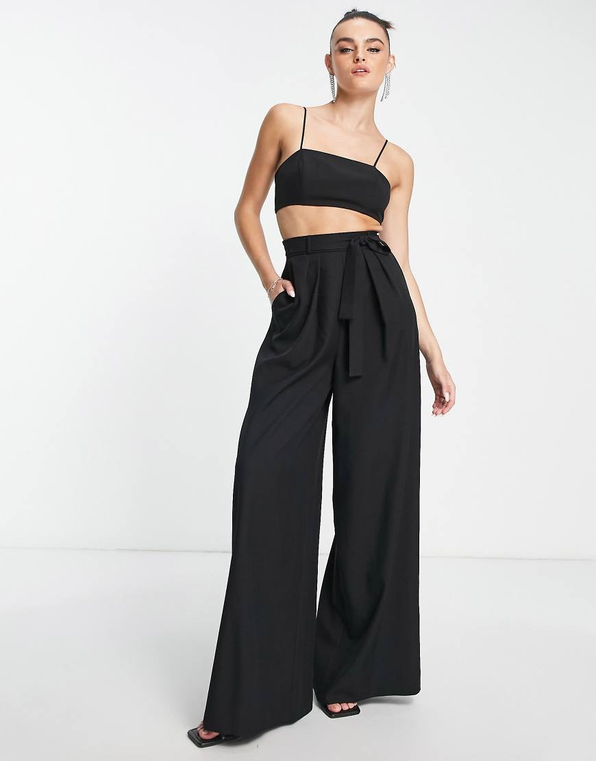 ASOS DESIGN - Eleganter 2-in-1-Jumpsuit mit Zierausschnitt und Gürtel in Schwarz ASOS DESIGN - Eleganter 2-in-1-Jumpsuit mit Zierausschnitt und Gürtel in Schwarz von ASOS DESIGN
