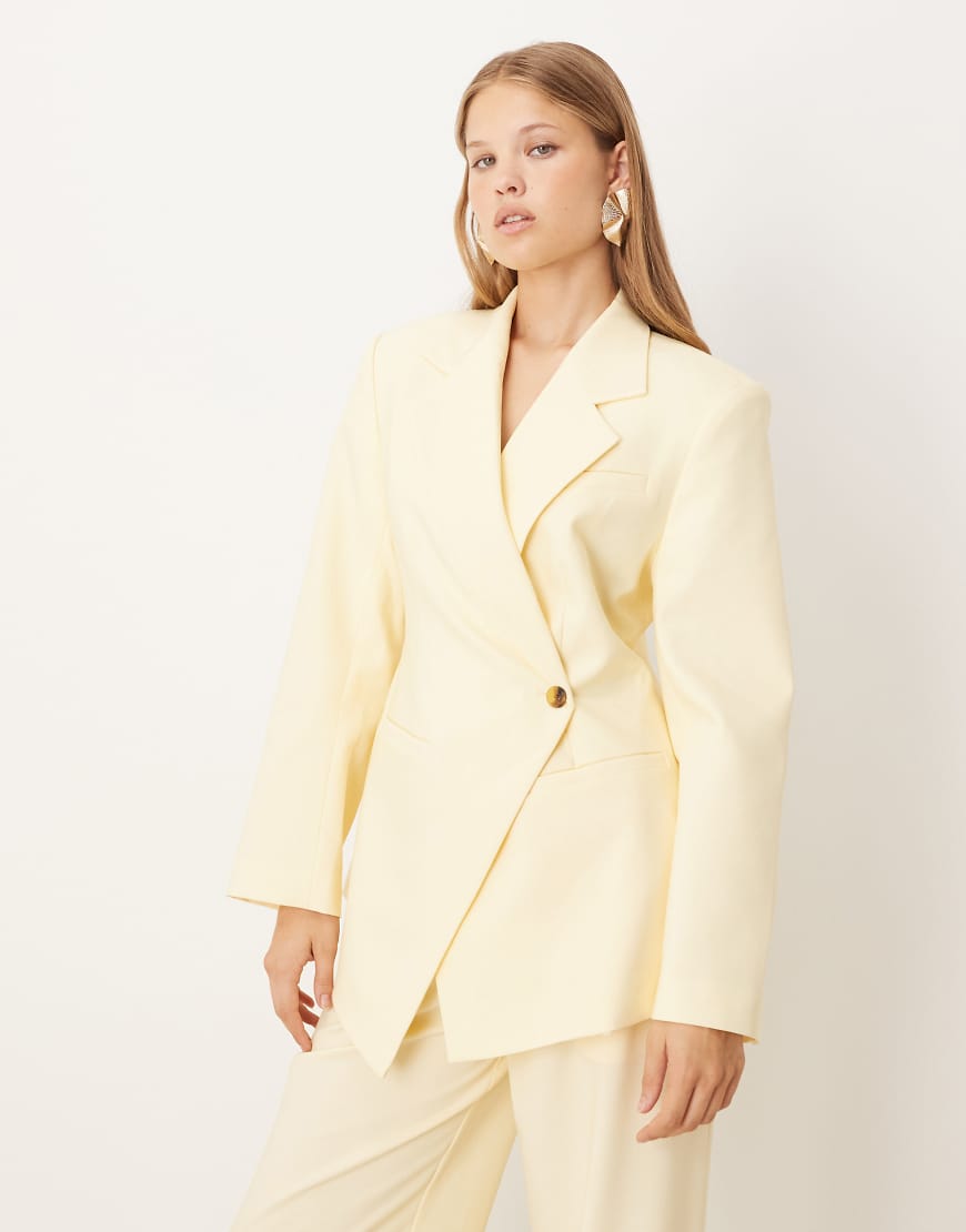 ASOS DESIGN - Eleganter Blazer mit taillierter Taille und asymmetrischem Saum in Buttermilch-Weiß ASOS DESIGN - Eleganter Blazer mit taillierter Taille und asymmetrischem Saum in Buttermilch-Weiß von ASOS DESIGN