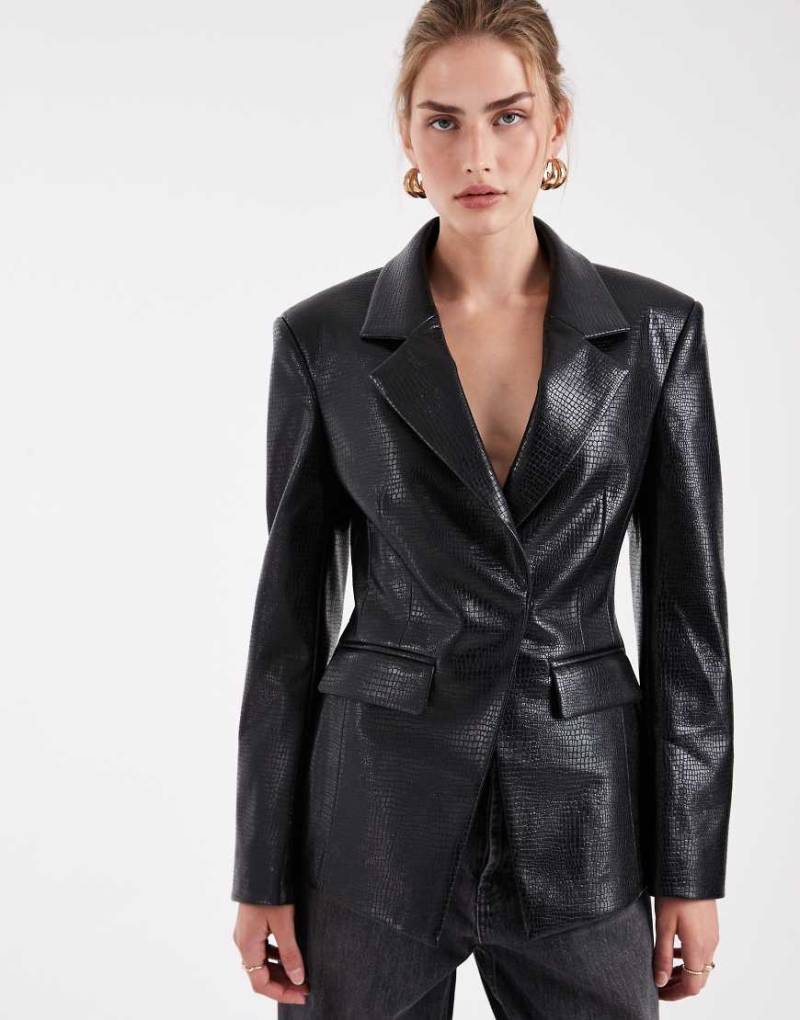 ASOS DESIGN - Eleganter Blazer aus Kunstleder in Kroko-Schwarz von ASOS DESIGN