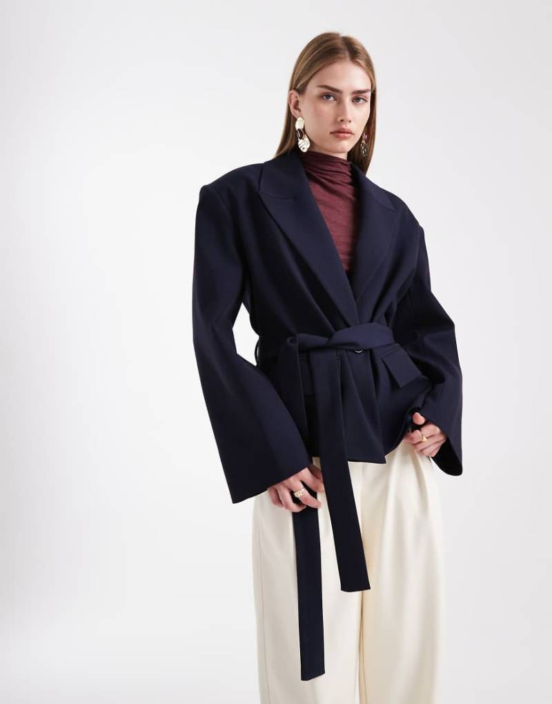 ASOS DESIGN - Eleganter Blazer mit kastigem Schnitt in Marineblau mit Gürtel von ASOS DESIGN